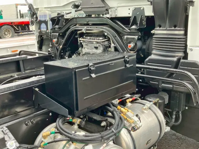運転席側に工具箱が付いております。|三菱 ファイター 2KG-FK62F(2WD)の写真13