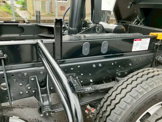 助手席側シャーシ後方に塗装の薄い箇所があります。|三菱 ファイター 2KG-FK62F(2WD)の写真15