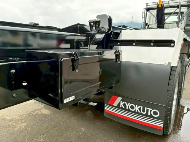 運転席側後方に工具箱が付いています。|三菱 スーパーグレート 2PG-FV80VZの写真12