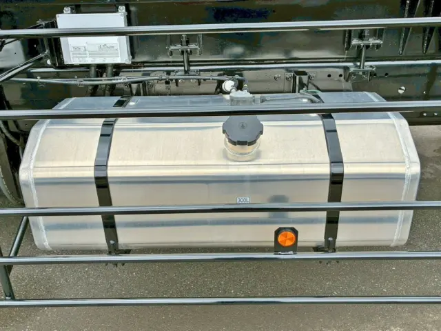 燃料タンクは300Lアルミ製です。|三菱 スーパーグレート 2PG-FV80VZの写真16