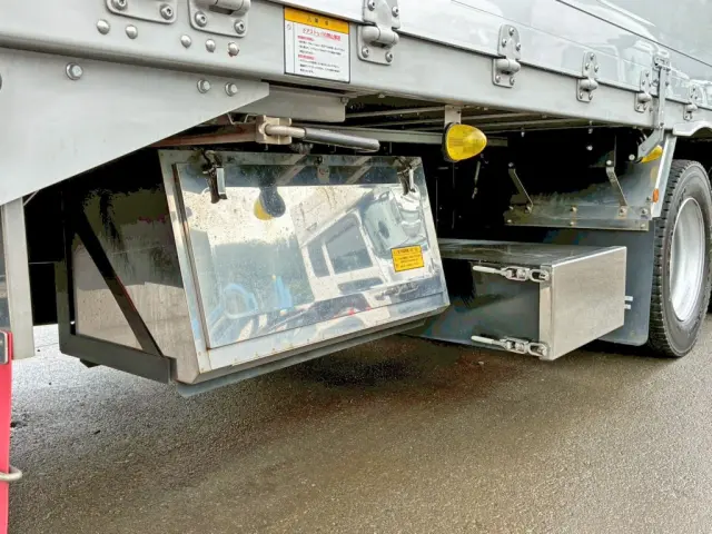 ボディー運転席側後方にステンレス製の工具箱が付いています。|三菱 スーパーグレート 2PG-FS84VZの写真23