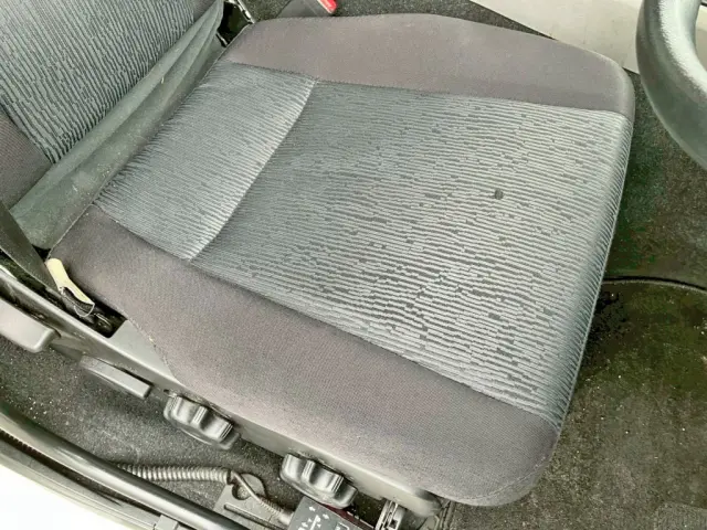 運転席座面にヘタリと穴があります。|三菱 スーパーグレート 2PG-FU75HZの写真9