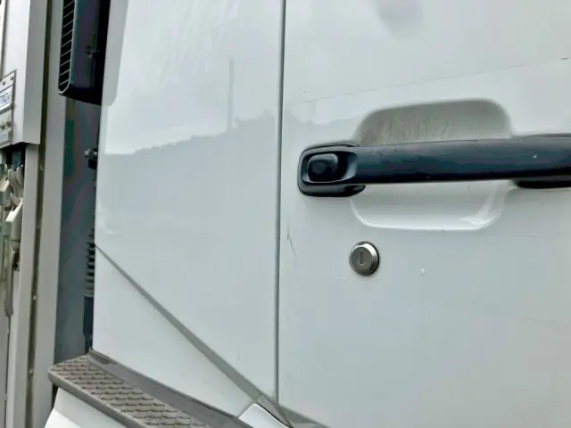 運転席側ドアにキズがあります。|三菱 スーパーグレート 2PG-FU75HZの写真20