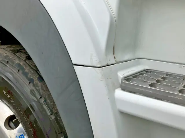 運転席側ステップ周りにキズがあります。|三菱 スーパーグレート 2PG-FU75HZの写真21