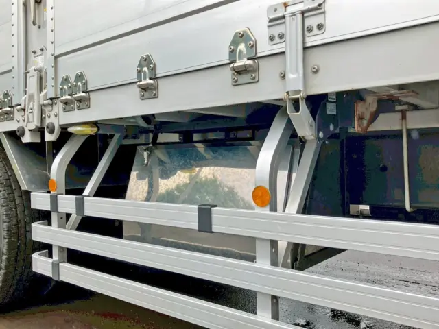 ボディー運転手側後方にステンレス製の工具が付いています。|三菱 スーパーグレート 2PG-FU75HZの写真23