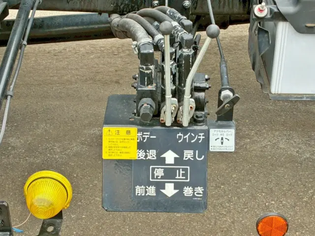 ボディースライド 及び ウインチの操作レバーです。|日野 レンジャー 2KG-FD2ABA(2WD)の写真22
