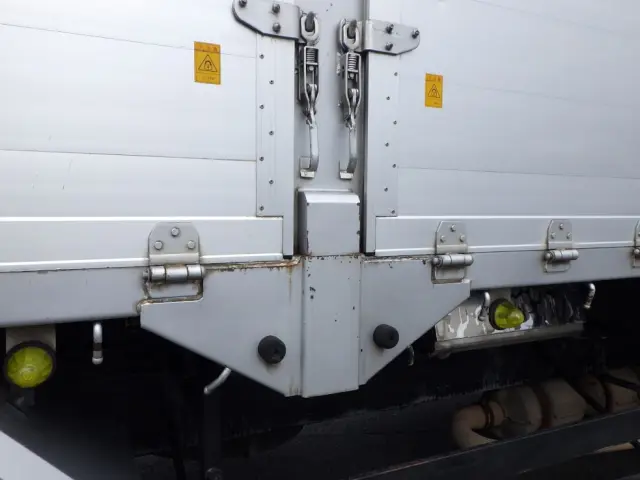 運転席側中柱にサビがあります。|三菱 スーパーグレート LKG-FV50VZの写真31