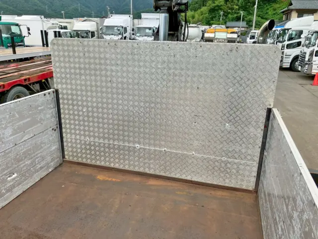 プロテクターに縞板アルミが張られています。|日野 レンジャー KK-FD1JGEA(2WD)の写真23