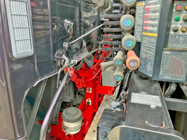 助手席側にエンジンスタートボタンが付いています。|日野 レンジャー KK-FD1JGEA(2WD)の写真28