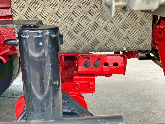 助手席側リヤジャッキの操作スイッチです。|日野 レンジャー KK-FD1JGEA(2WD)の写真47