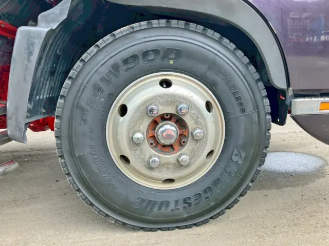 1軸目運転席側のアルミホイルの形状です。|日野 レンジャー KK-FD1JGEA(2WD)の写真50