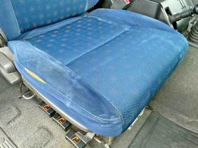 運転席座面にヘタリ・破れがあります。|いすゞ ギガ QKG-CYZ77AJの写真8