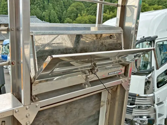 運転席側工具箱のフタが外れています。|いすゞ ギガ QKG-CYZ77AJの写真12
