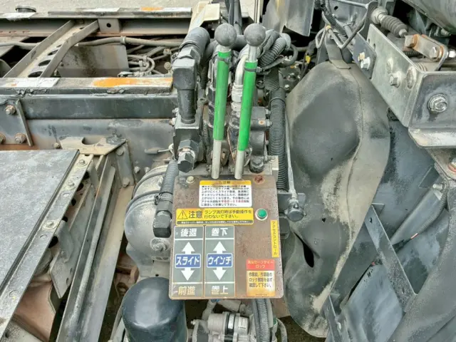 ボディースライド 及び ウインチの操作レバーです。|いすゞ ギガ QKG-CYZ77AJの写真21