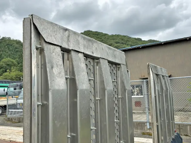 左右歩み先端にヘコミがあります。(助手席側)|いすゞ ギガ QKG-CYZ77AJの写真33