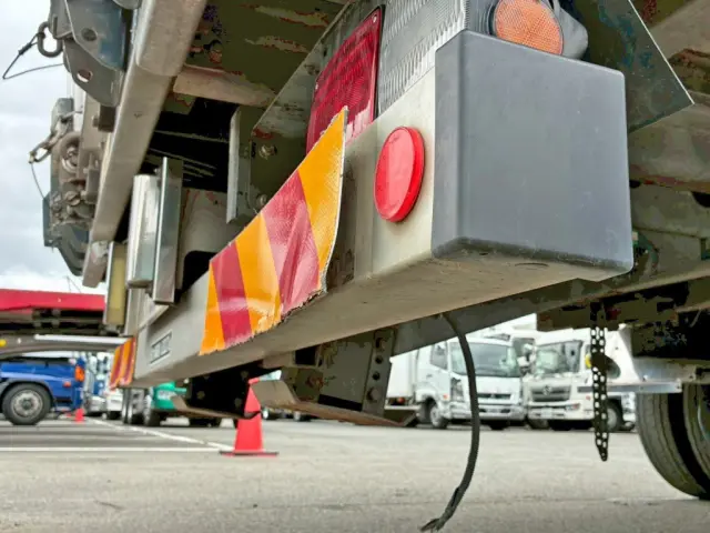 運転席側反射板に曲がりがあります。|いすゞ ギガ QKG-CYZ77AJの写真36