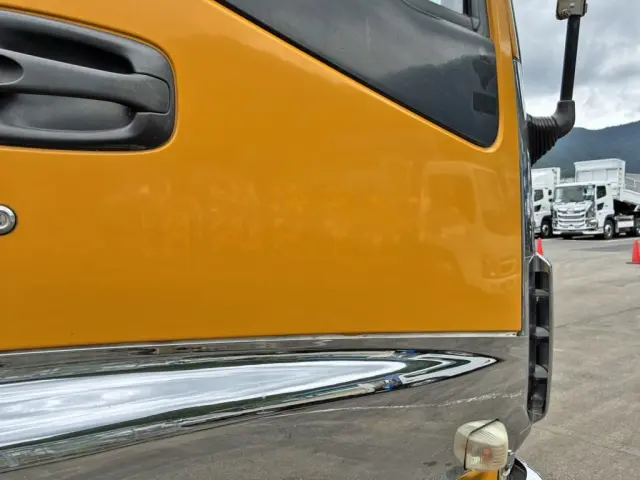 運転席ドアにシールはがし跡があります。|いすゞ ギガ QKG-CYZ77AJの写真38