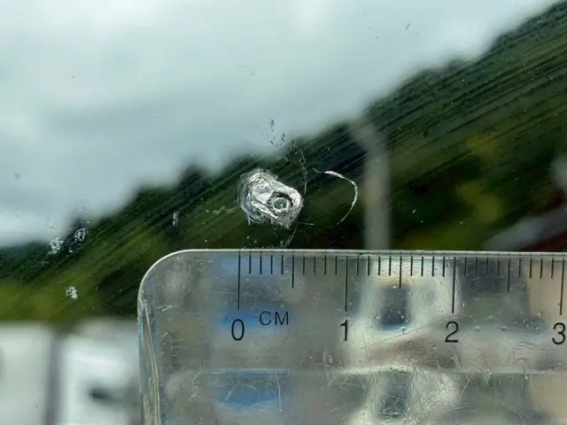 フロントガラスの中央上部に飛び石跡があります。|いすゞ ギガ QKG-CYZ77AJの写真40