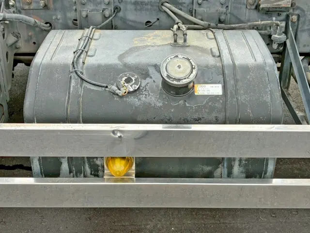 燃料タンクは200Lです。|いすゞ ギガ QKG-CYZ77AJの写真42