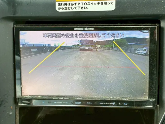 ナビはバックモニターに切り替わります。|いすゞ ギガ QKG-CYZ77AJの写真44