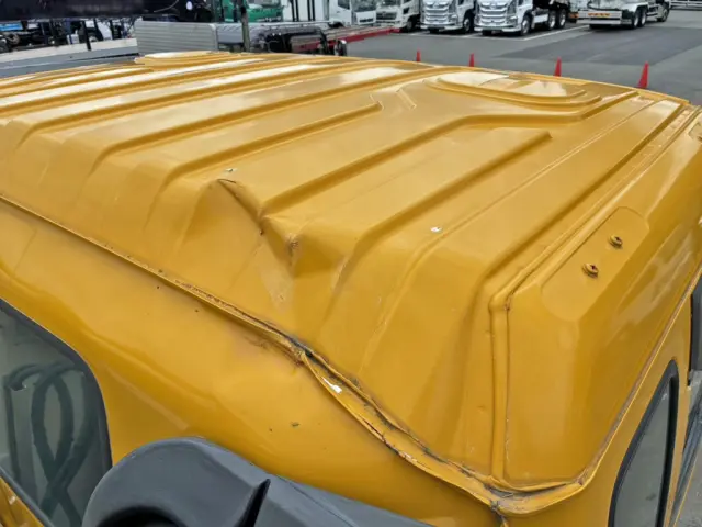 ルーフ後方運転席側にヘコミがあります。|いすゞ ギガ QKG-CYZ77AJの写真49