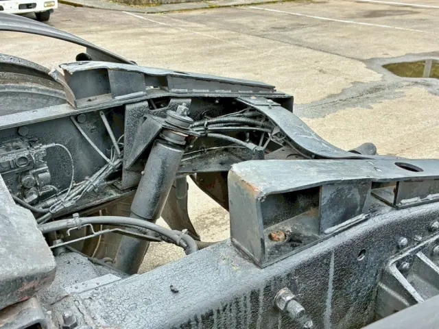 左右カプラガイドにヘコミ 及び 運転席側前方に割れがあります。|UD クオン ADG-GK4XLEの写真7