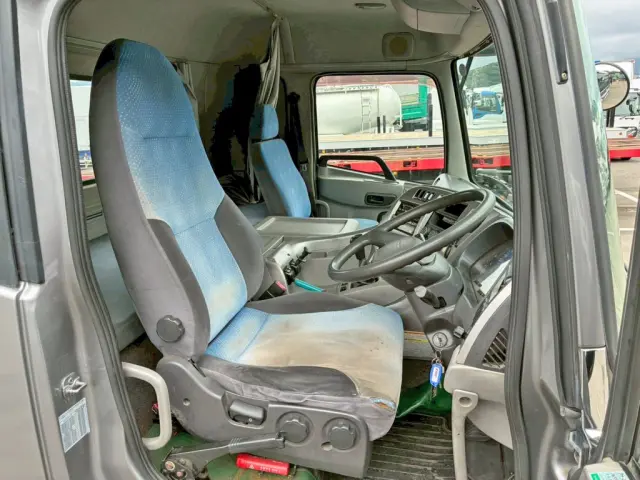 運転席横のダンプレバーでハイリフトを昇降します。|UD クオン ADG-GK4XLEの写真11