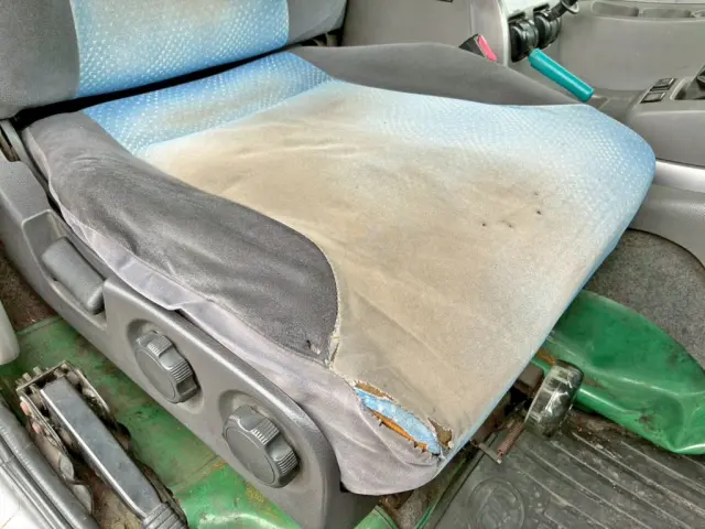 運転席座面にヘタリ・破れ・穴あきがあります。|UD クオン ADG-GK4XLEの写真12