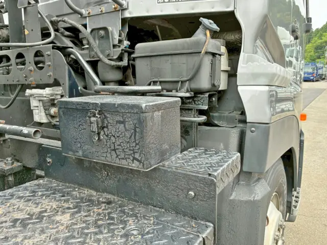 踊り場運転席側前方に工具箱が付いています。|UD クオン ADG-GK4XLEの写真19