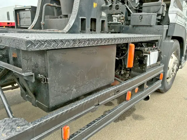 運転席側に工具箱が付いています。|UD クオン ADG-GK4XLEの写真31