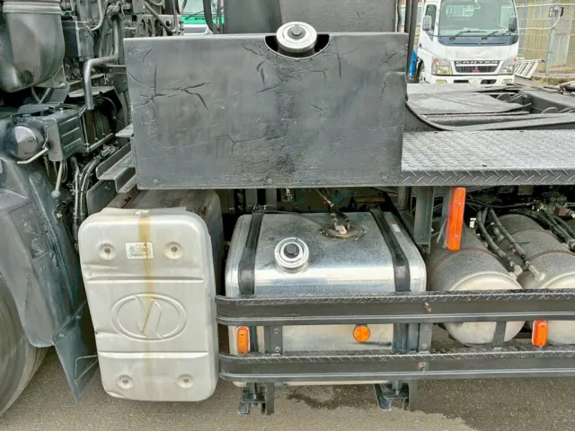 燃料タンクは200Lと100Lが付いています。|UD クオン ADG-GK4XLEの写真38