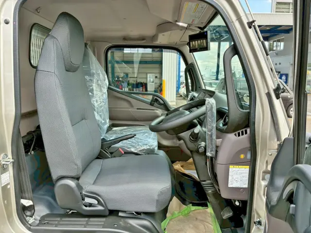 乗車定員は3名です。|三菱 キャンター 2RG-FBA60(2WD)の写真7