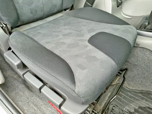 運転席座面にヘタリがあります。|ＵＤ クオン 2PG-CG5CAの写真9