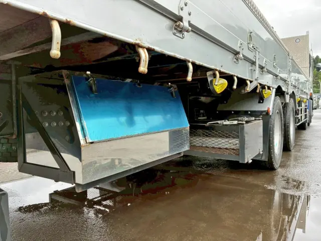 ボディー運転席側後方にステンレス製の工具箱が付いています。|ＵＤ クオン 2PG-CG5CAの写真24