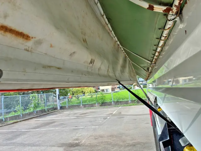 運転席側コボレーンのオーバーシート紐が多数欠品しています。|三菱 スーパーグレート 2PG-FV70HZの写真30