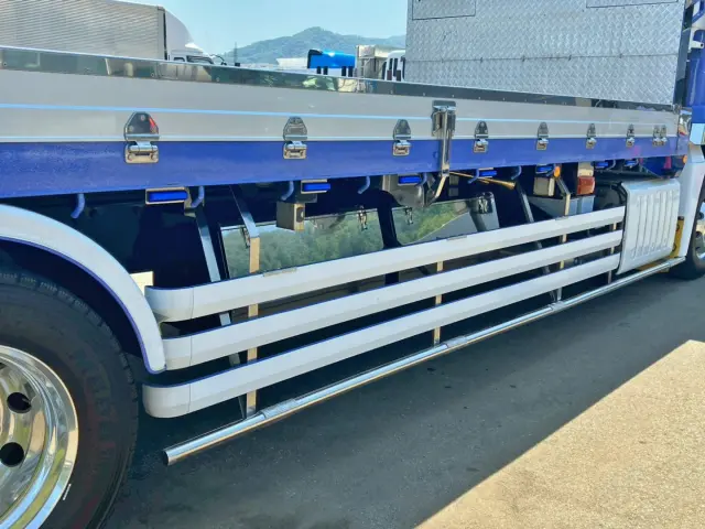 ボディー運転席側中央にステンレス製の工具箱が2つ付いています。|三菱 スーパーグレート 2PG-FV74HZの写真13