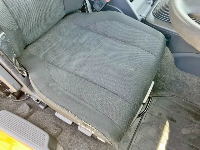 運転席座面ヘタリ・破れがあります。|いすゞ ギガ 2PG-CYZ77Cの写真8