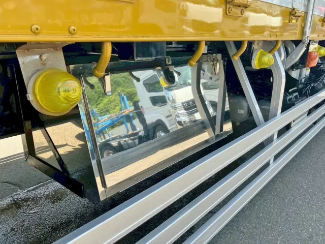ボデー運転席側中央にステンレス製の工具箱が付いています。|いすゞ ギガ 2PG-CYZ77Cの写真19