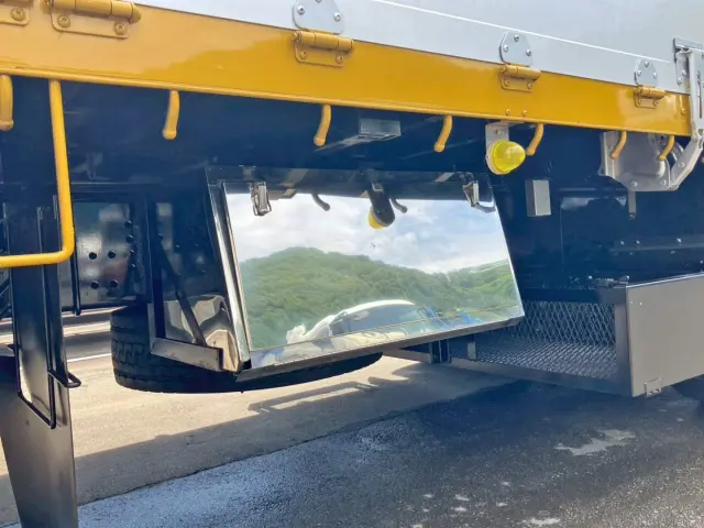 ボデー運転席側後方にステンレス製の工具箱が付いています。|いすゞ ギガ 2PG-CYZ77Cの写真21