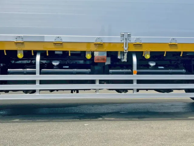 燃料タンクは300Lが二つ付いています。|いすゞ ギガ 2PG-CYZ77Cの写真25