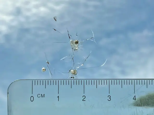 フロントガラス助手席側上部に飛び石跡があります。|いすゞ ギガ 2PG-CYZ77Cの写真27