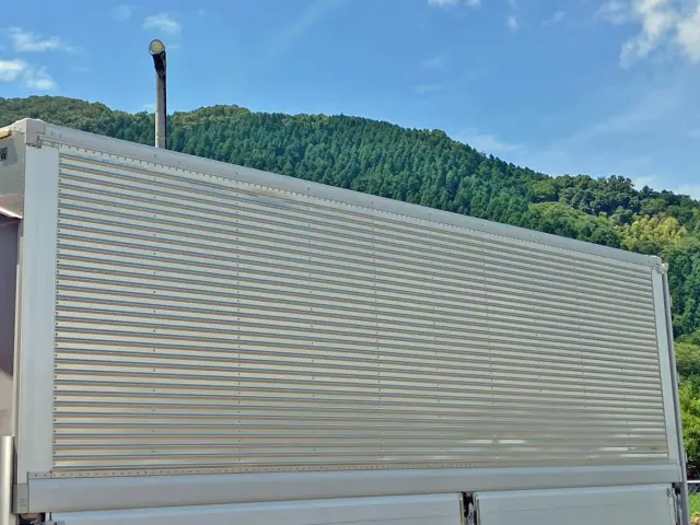 助手席側羽根前方上部 及び 後方下部にヘコミがあります。|日野 レンジャー 2PG-FD2ABG(2WD)の写真18