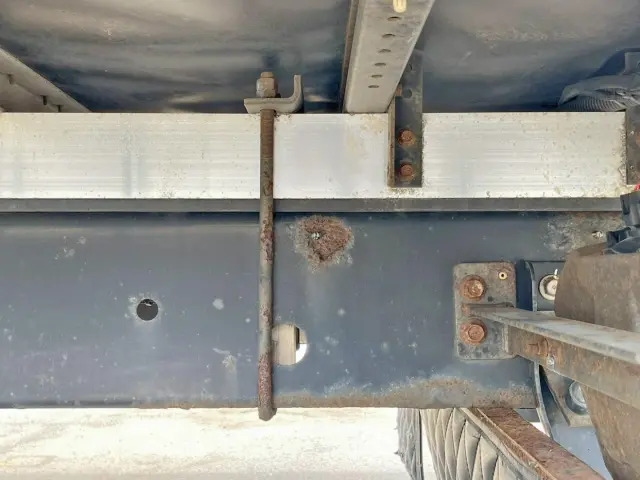 助手席側メインフレーム後方外側にサビがあります。|日野 レンジャー 2PG-FD2ABG(2WD)の写真24