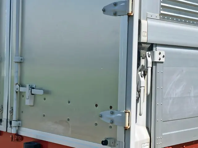 運転席側リヤドア下部に小さなヘコミがあります。|日野 レンジャー 2PG-FD2ABG(2WD)の写真29