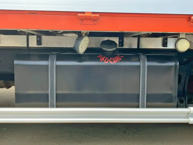 燃料タンクは200Lです。|日野 レンジャー 2PG-FD2ABG(2WD)の写真32