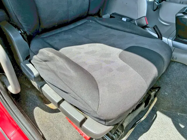 運転席側座面にヘコミがあります。|UD クオン 2PG-GK5AABの写真10