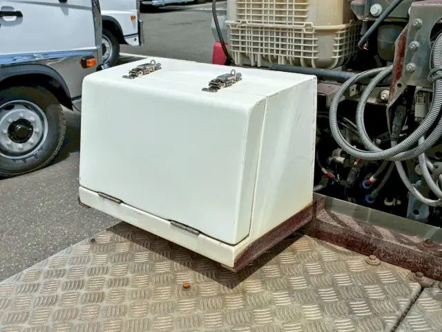 踊り場前方助手席側に工具箱が付いています。|UD クオン 2PG-GK5AABの写真13