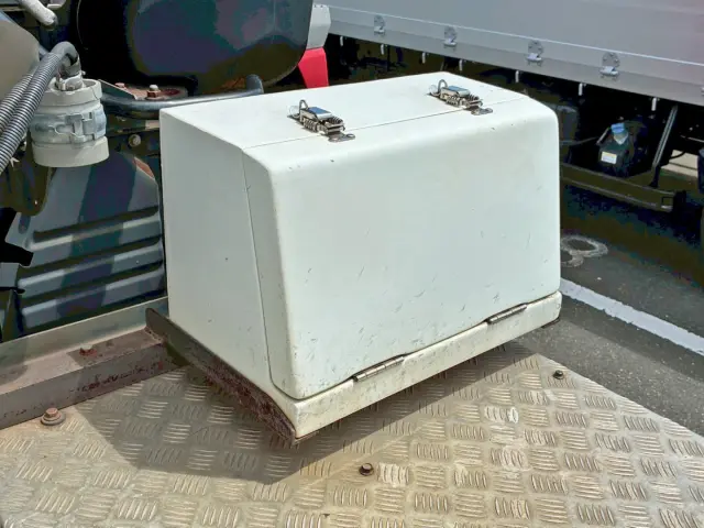 踊り場前方運転席側に工具箱が付いています。|UD クオン 2PG-GK5AABの写真14