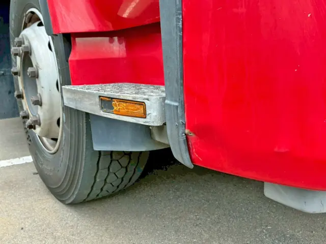 フロントバンパー運転席側にヘコミ・キズ 及び ステップ側面の反射板に割れがあります。|UD クオン 2PG-GK5AABの写真22
