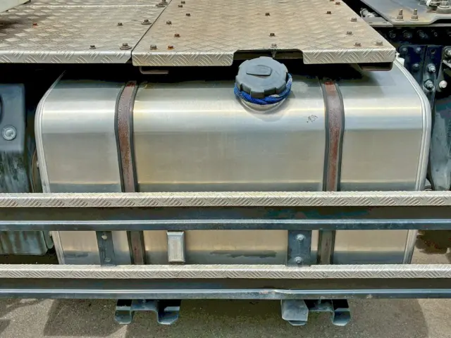 燃料タンクは400Lアルミ製です。|UD クオン 2PG-GK5AABの写真24